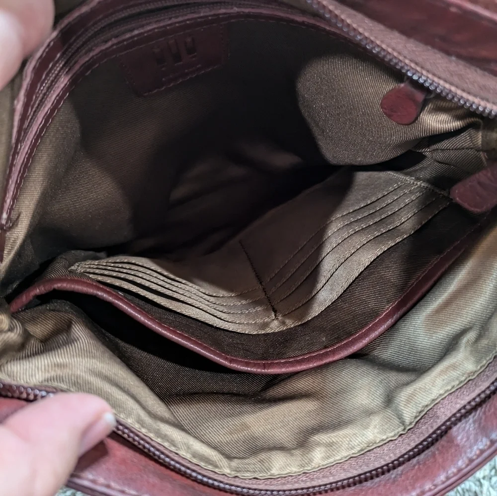 ili brown leather RFID zip closure crossbody bag